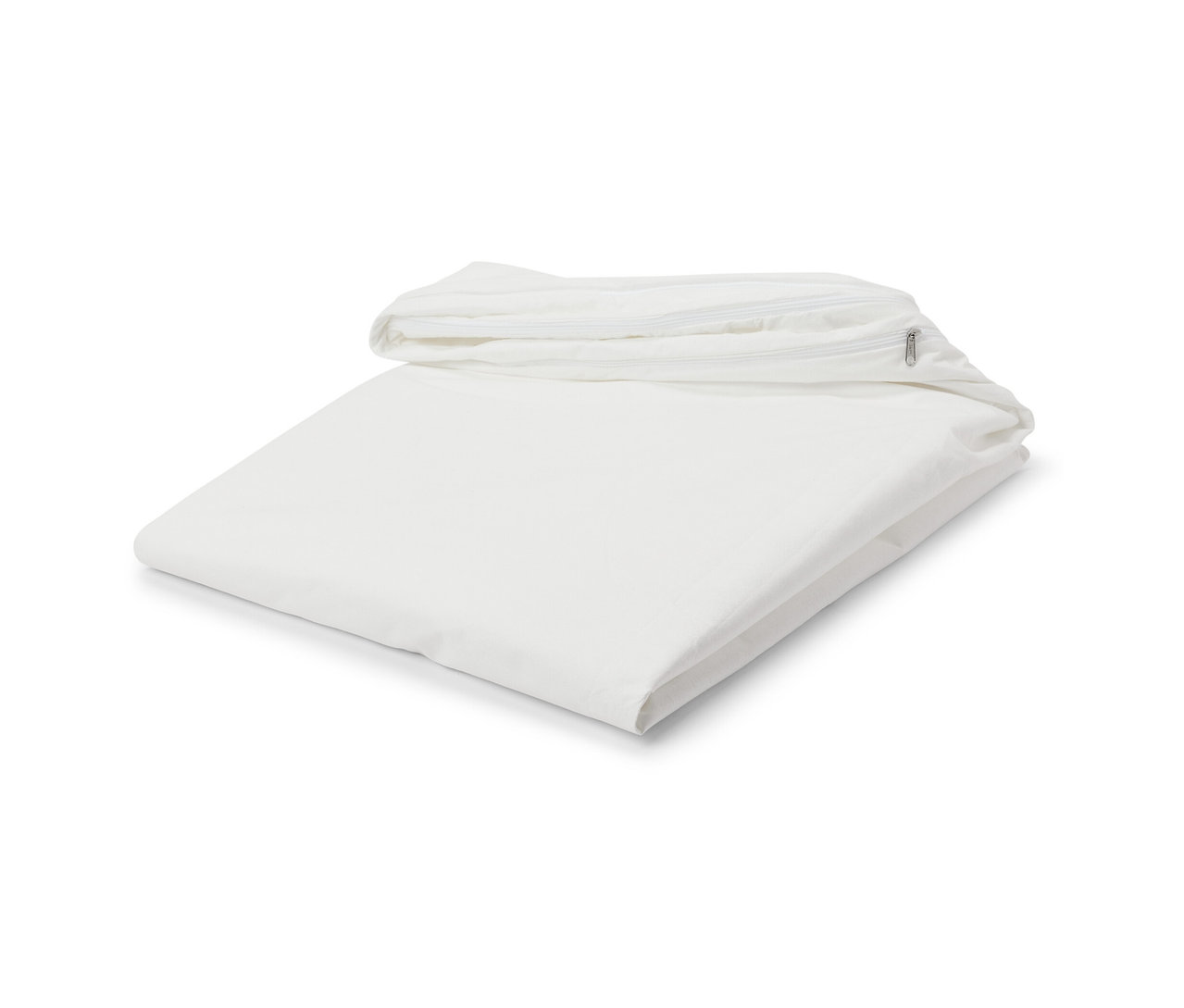 Zložený biely poťah na matrac proti roztočom.