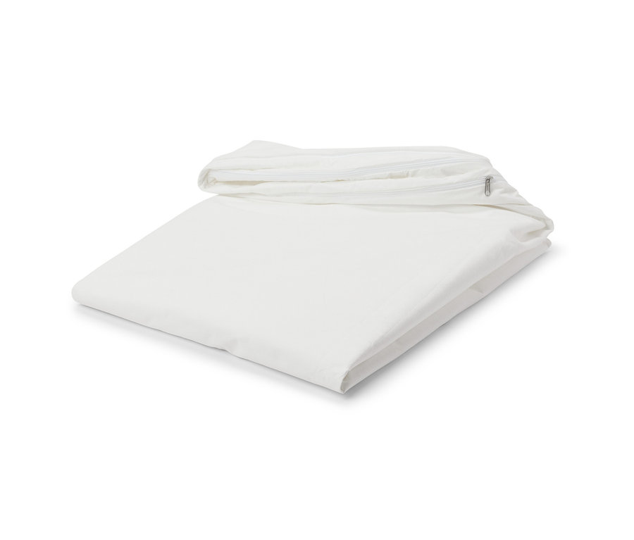 Zložený biely poťah na matrac proti roztočom.