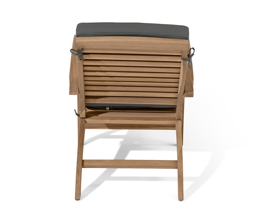 Pohľad zozadu na drevené lehátko s výsuvnou opierkou nôh a sivou poduškou.