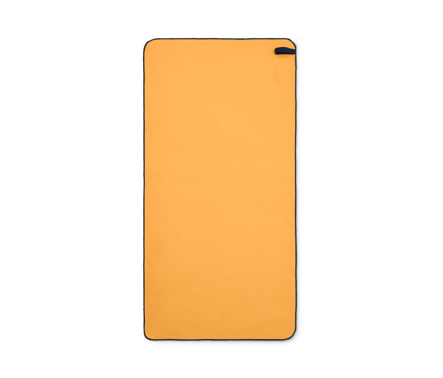 Oranžový outdoorový uterák s rozmermi cca 50 x 100 cm s tmavomodrým lemom.