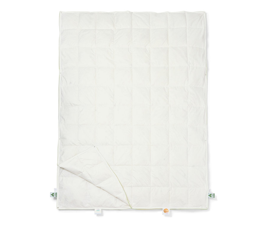 Rozložená celoročná páperová prikrývka irisette® greenline, štandardná veľkosť.