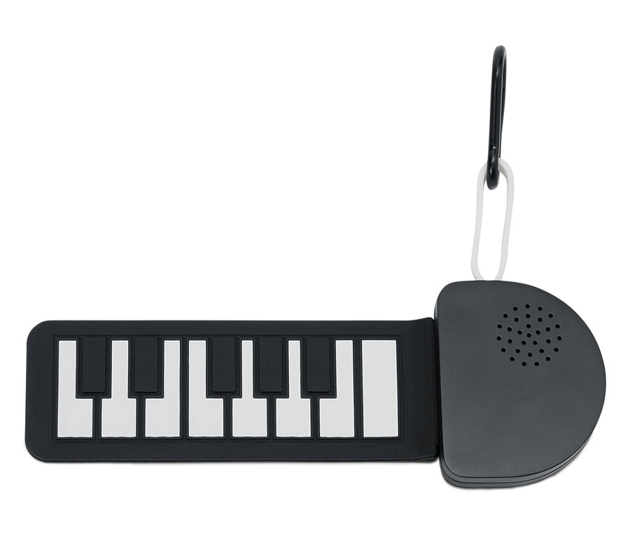 Čierno-biele mini piano s karabínou.