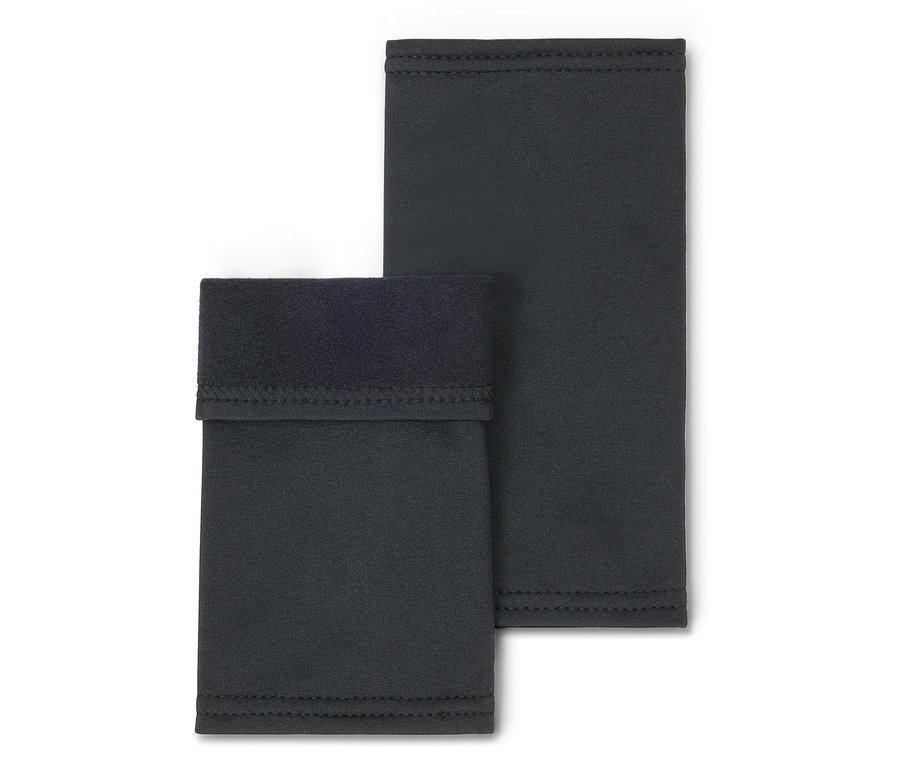 Dve čierne návleky na ruky ležia na bielom pozadí.