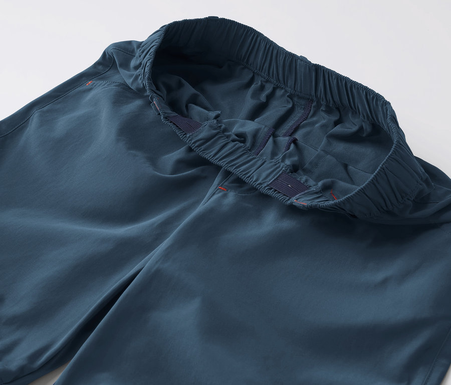 Detail detských funkčných nohavíc.