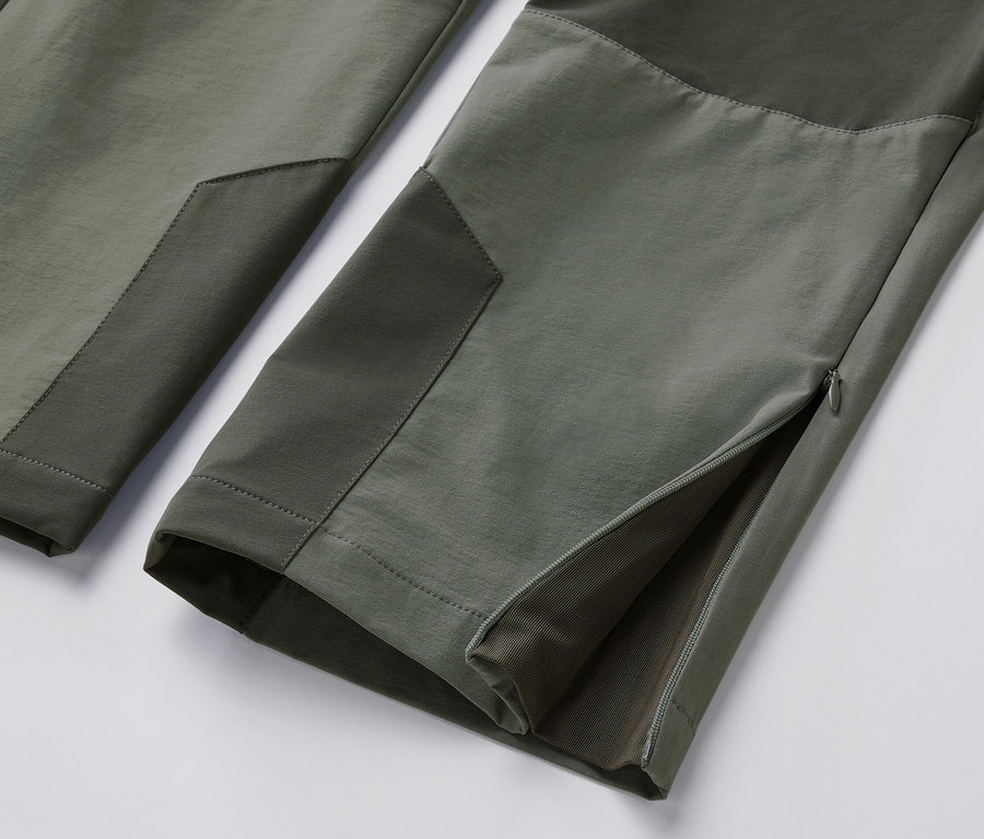 Detail zelených turistických nohavíc.