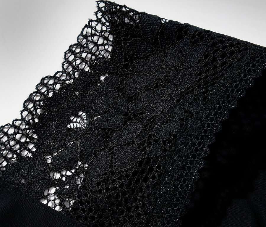 Detailný pohľad na čierne nohavičky Passionata Raw Cut »Nina« s čipkou.