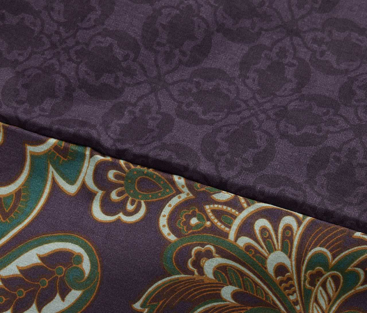 Detail fialovej posteľnej bielizne z perkálu nadmernej veľkosti s kvetinovým vzorom.