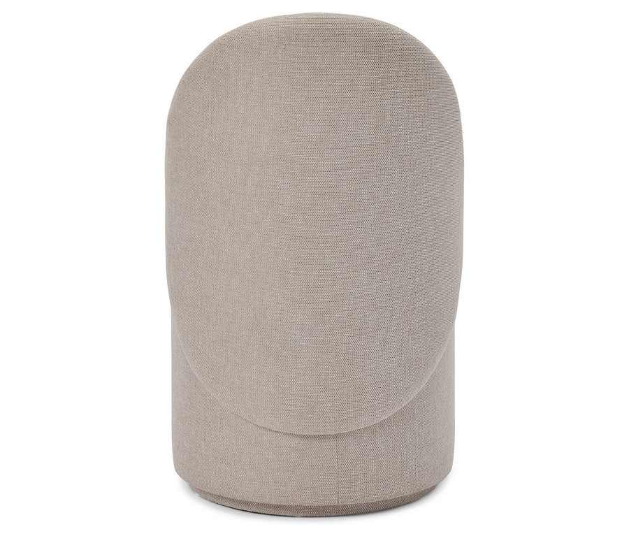 Detail béžovej látkovej stoličky na bielom pozadí.