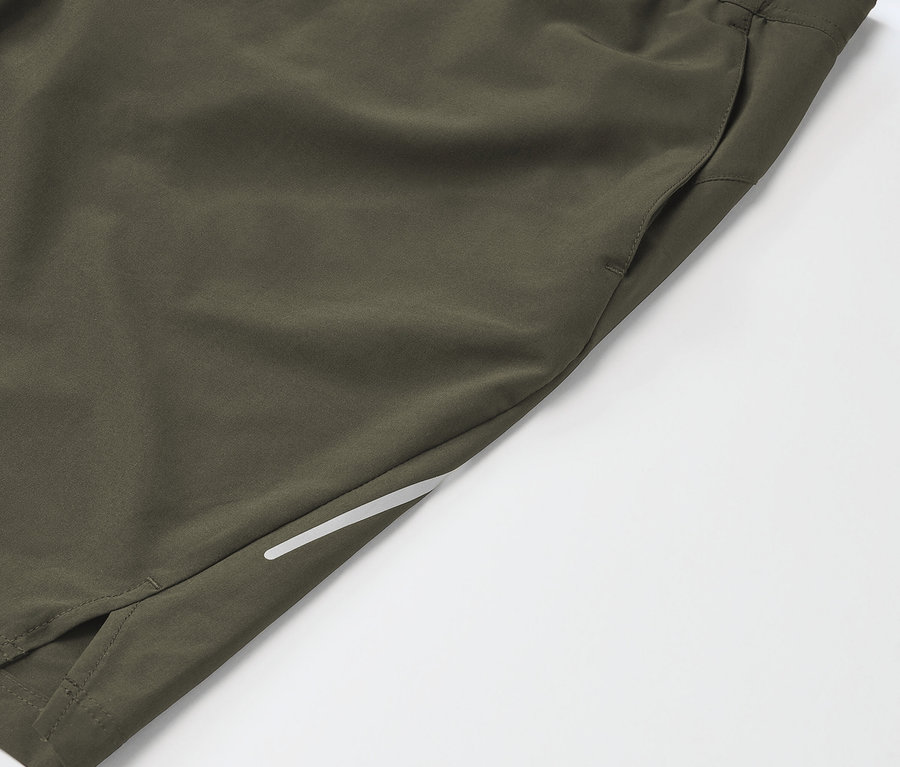 Detail khaki športových šortiek s vreckom a reflexným pruhom.