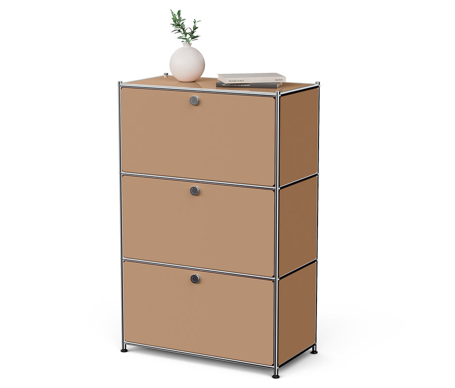 Trojposchodová skrinka s hnedými dvierkami, hore váza a kniha.