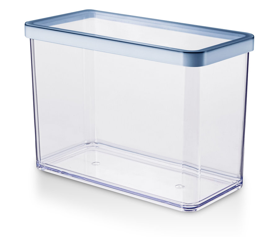 Prázdna priehľadná obdĺžniková nádoba s modrým vekom.