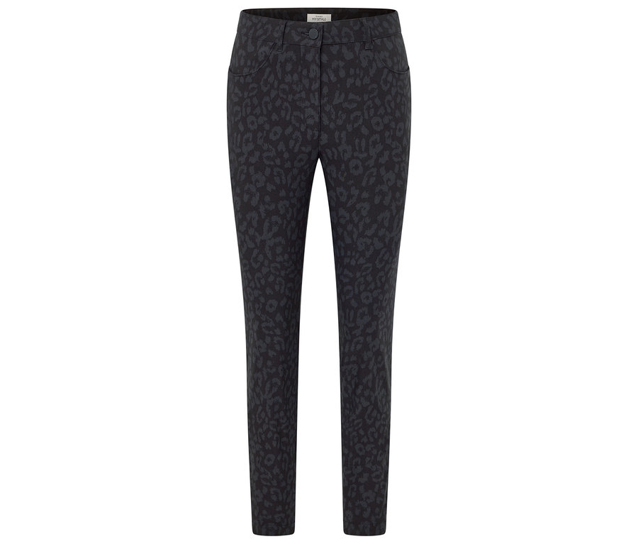 Čierne nohavice so zvieracím vzorom.