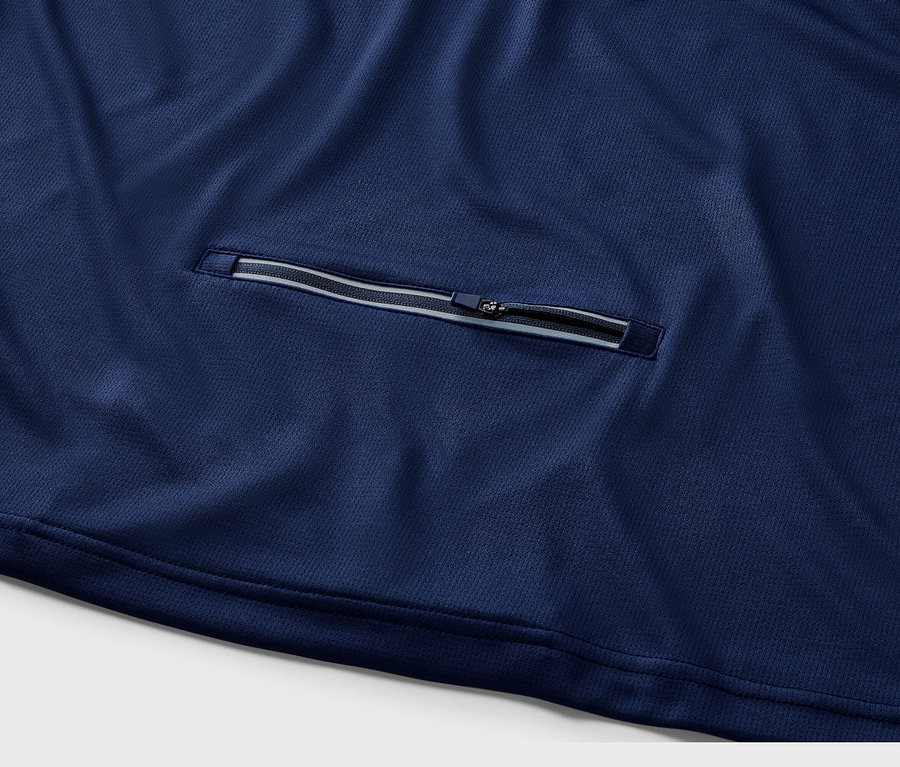 Detailný záber na cyklistické tričko s vreckom na zips.