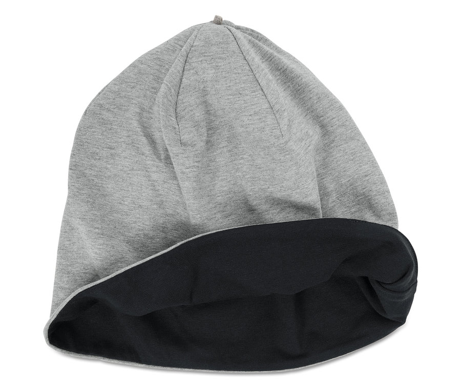Sivá pletená čiapka s čiernou podšívkou.