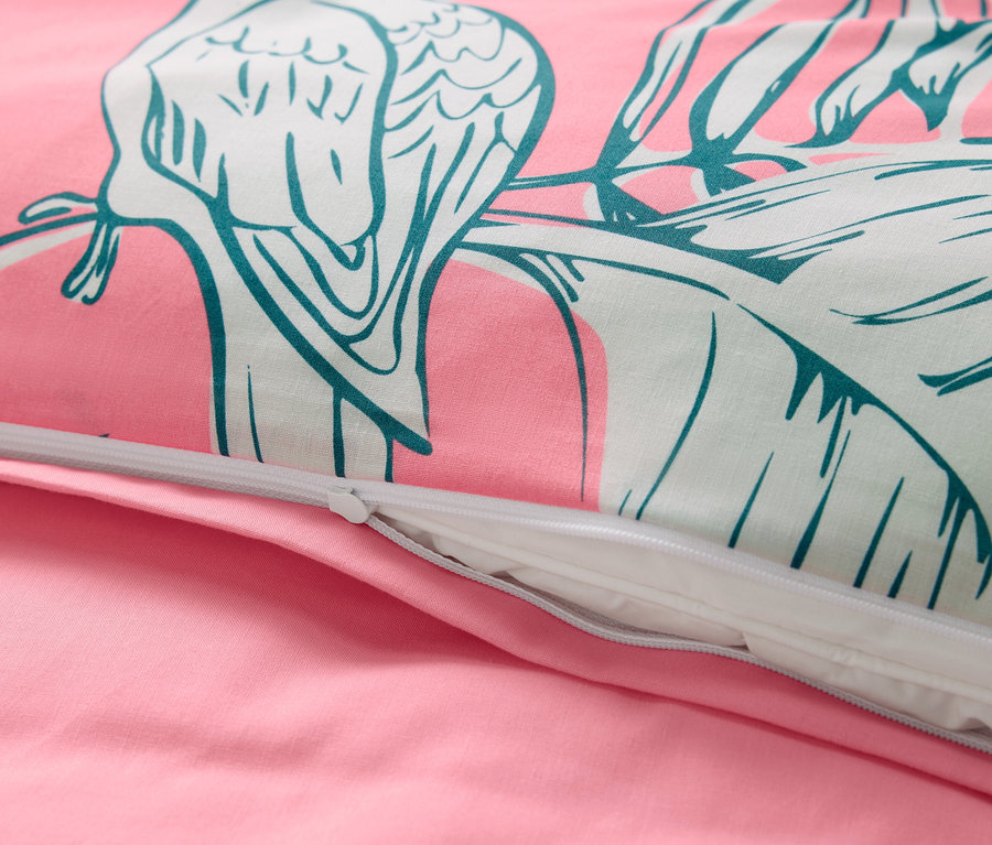 Detail ružovej posteľnej bielizne z renforcé Tropical Rose so zipsom a potlačou listov a vtákov.