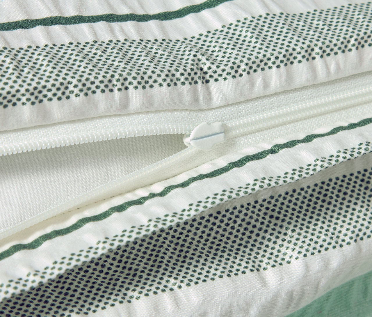 Detailný záber na krepové posteľné obliečky z mikrovlákna štandardnej veľkosti so zipsom.