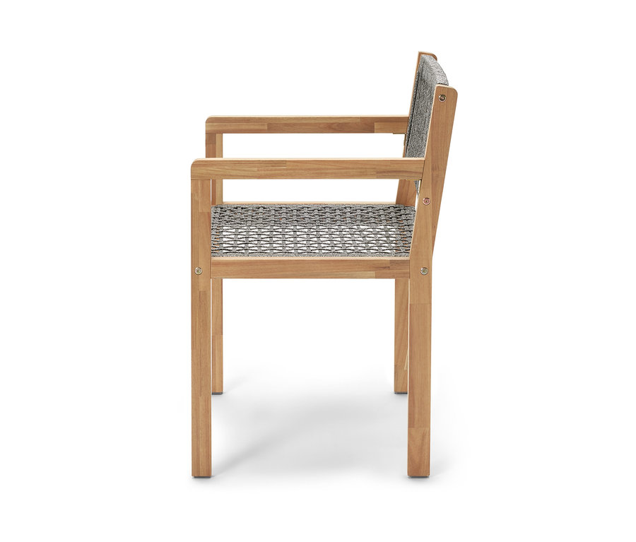 Bočný pohľad na jedálenskú stoličku s textilným výpletom.