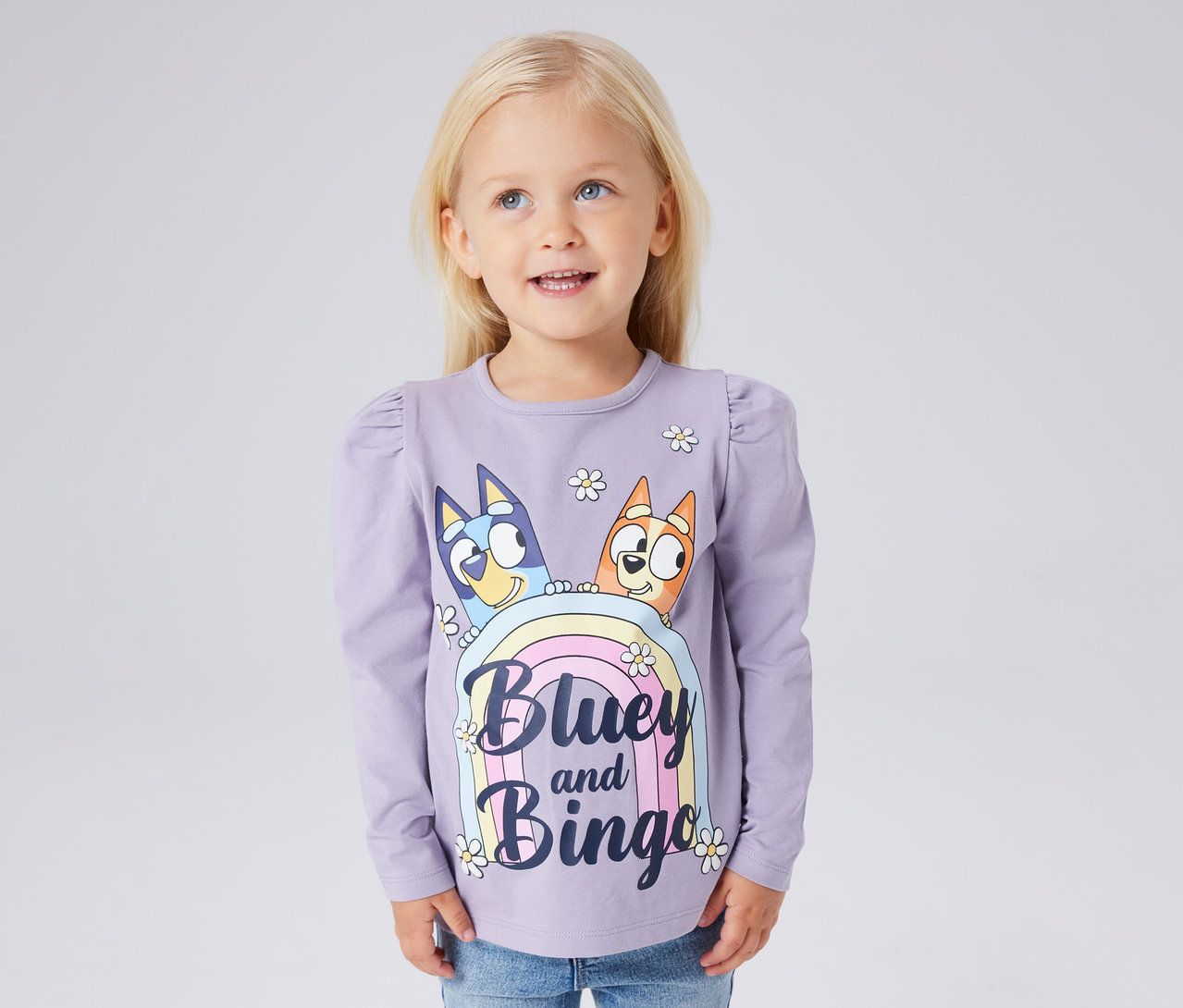 Dievča má na sebe detské tričko s dlhým rukávom NAME IT »BLUEY« s potlačou Bluey a Bingo.