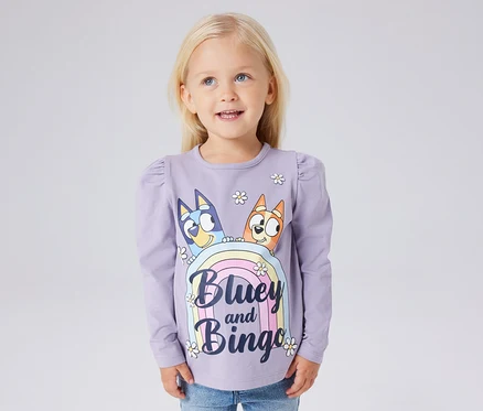 Dievča má na sebe detské tričko s dlhým rukávom NAME IT »BLUEY« s potlačou Bluey a Bingo.