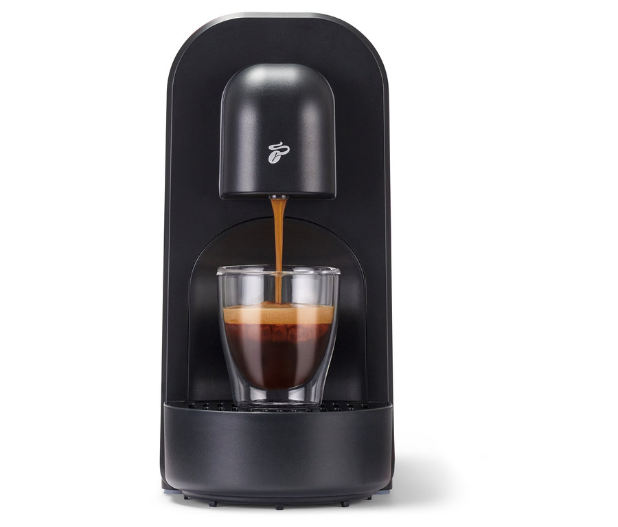 Espresso tečie z čierneho Cafissimo now red do skla.