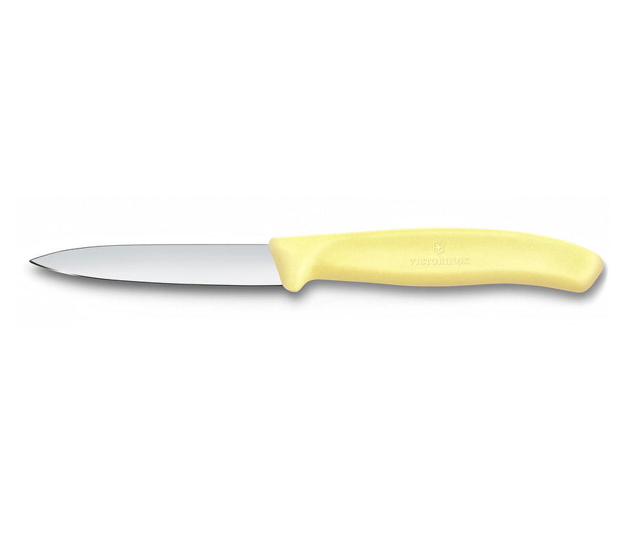 Žltý nôž na zeleninu Victorinox leží na bielom pozadí.