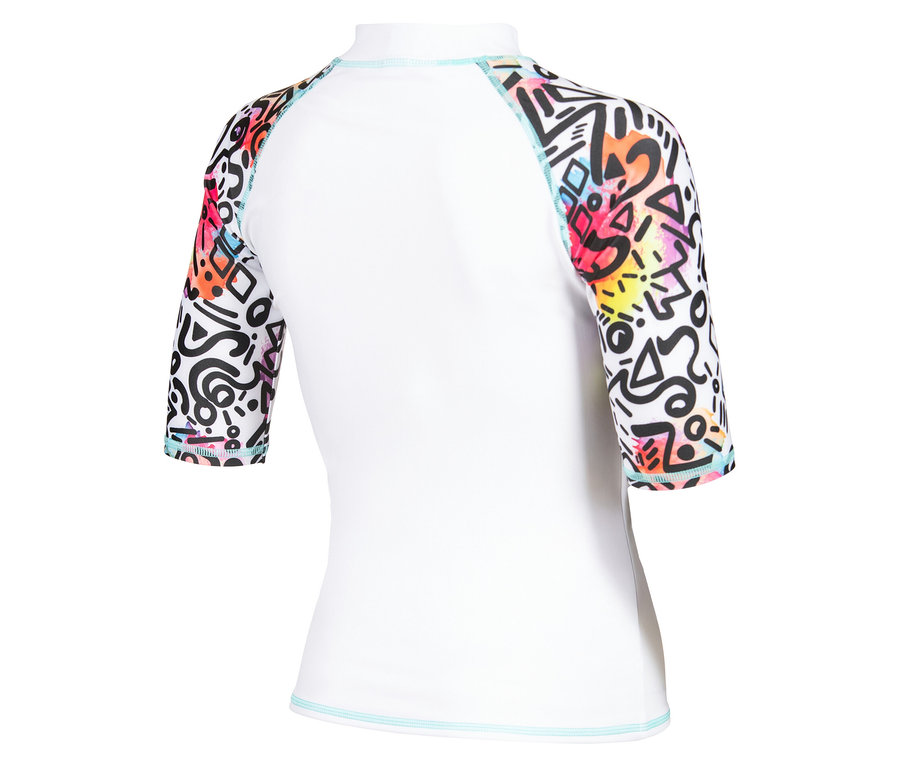 Biele tričko s krátkym rukávom s farebnými geometrickými vzormi na rukávoch.