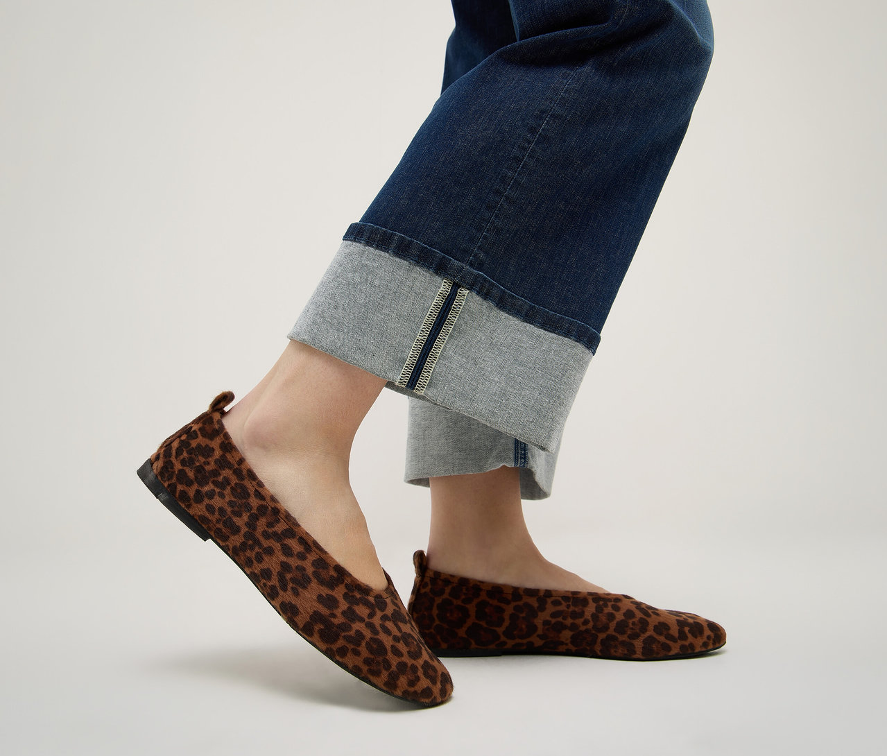 Nohy v tmavomodrých džínsoch Angels Denim »Laia Turn Up«, Wide Leg a hnedých balerínkach s leopardím vzorom.