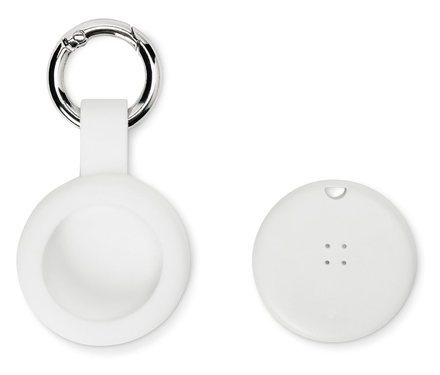 Biely okrúhly držiak AirTag s karabínou a biely kryt AirTag ležia na bielom pozadí.