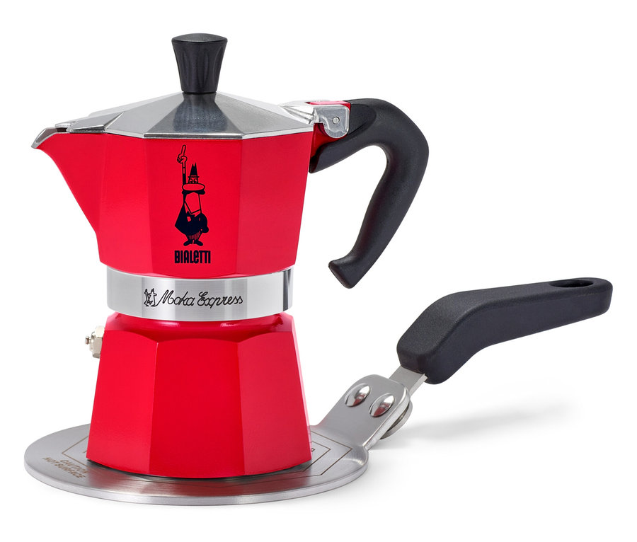Červený kávovar Bialetti Moka Express stojí na striebornej adaptérové doske.