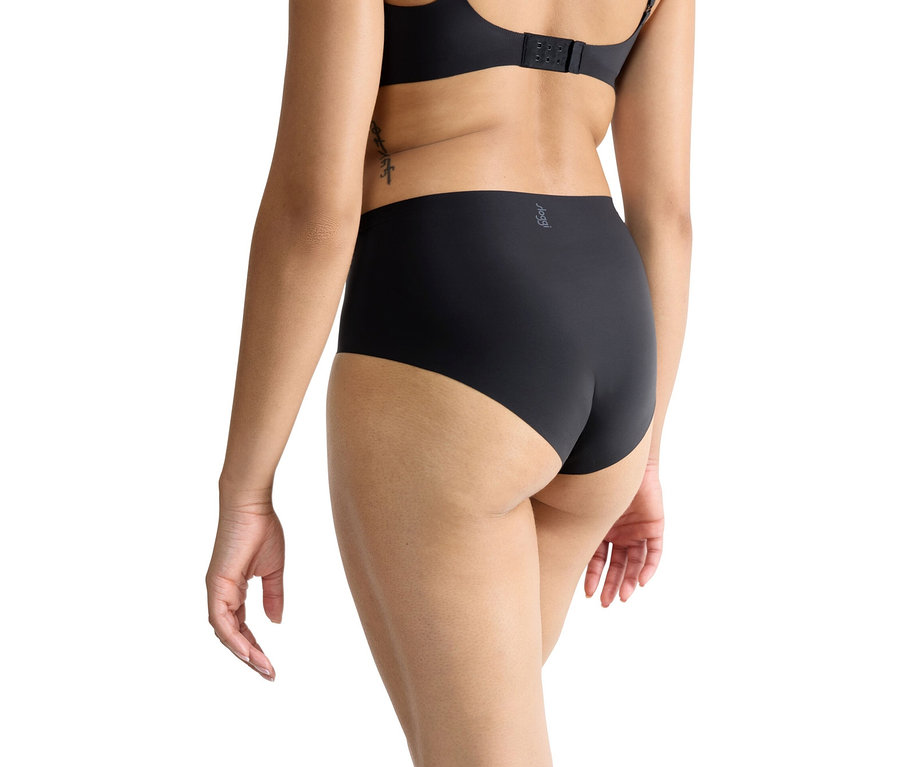 Osoba zozadu, ktorá má na sebe čierne nohavičky sloggi ZERO Feel 2.0 High Waist a čiernu podprsenku.
