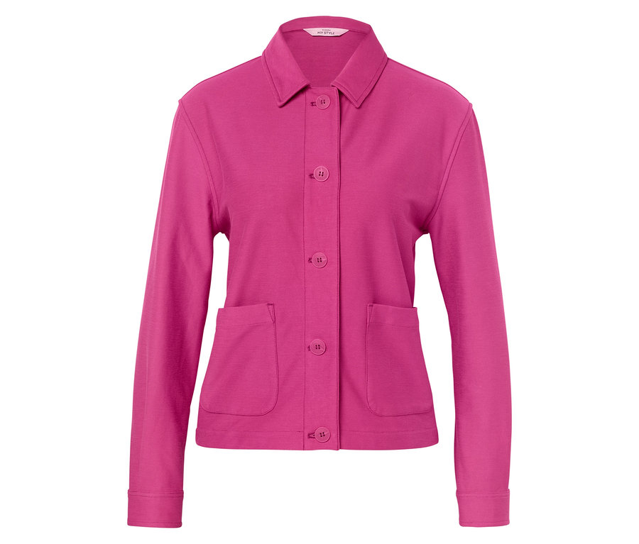 Ružová bunda s gombíkmi a vreckami.