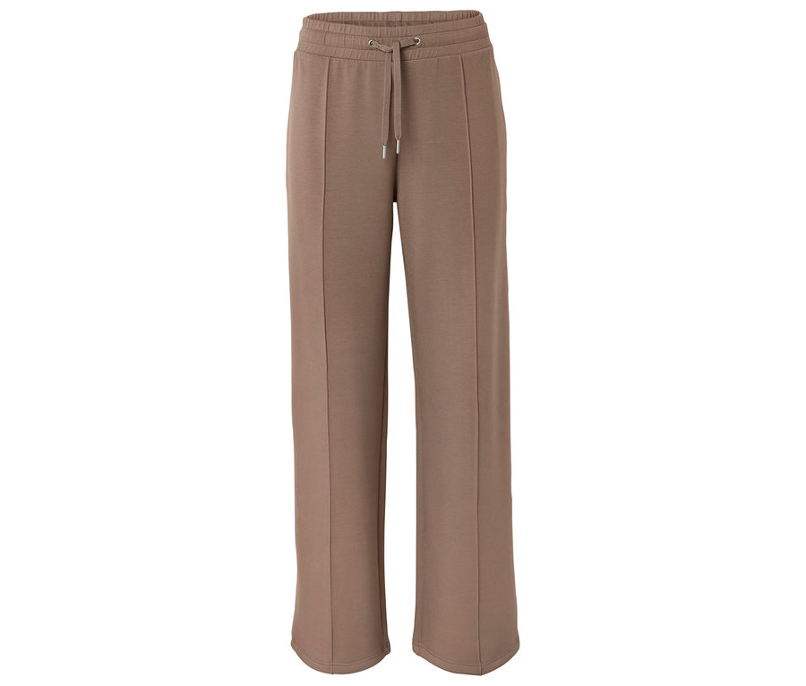 Izolovaný záber širokých hnedosivých nohavíc so šnúrkou.