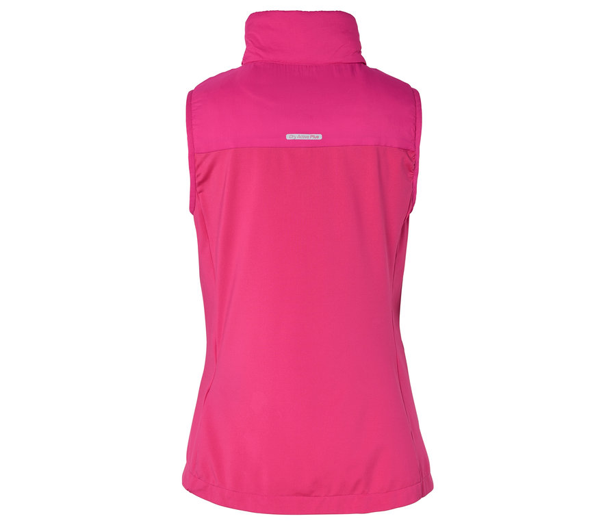 Pohľad zozadu na ružovú vestu bez rukávov s vysokým golierom.