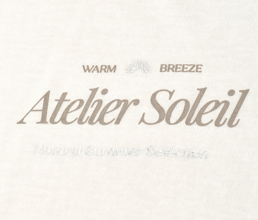 Na krémovom pozadí je sivý nápis „Atelier Soleil“.