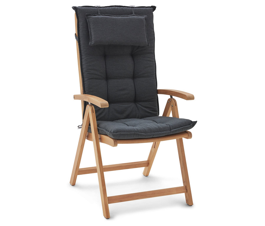 Stolička z tíkového dreva s vysokým nastaviteľným operadlom a sivými poduškami stojí na bielom pozadí.