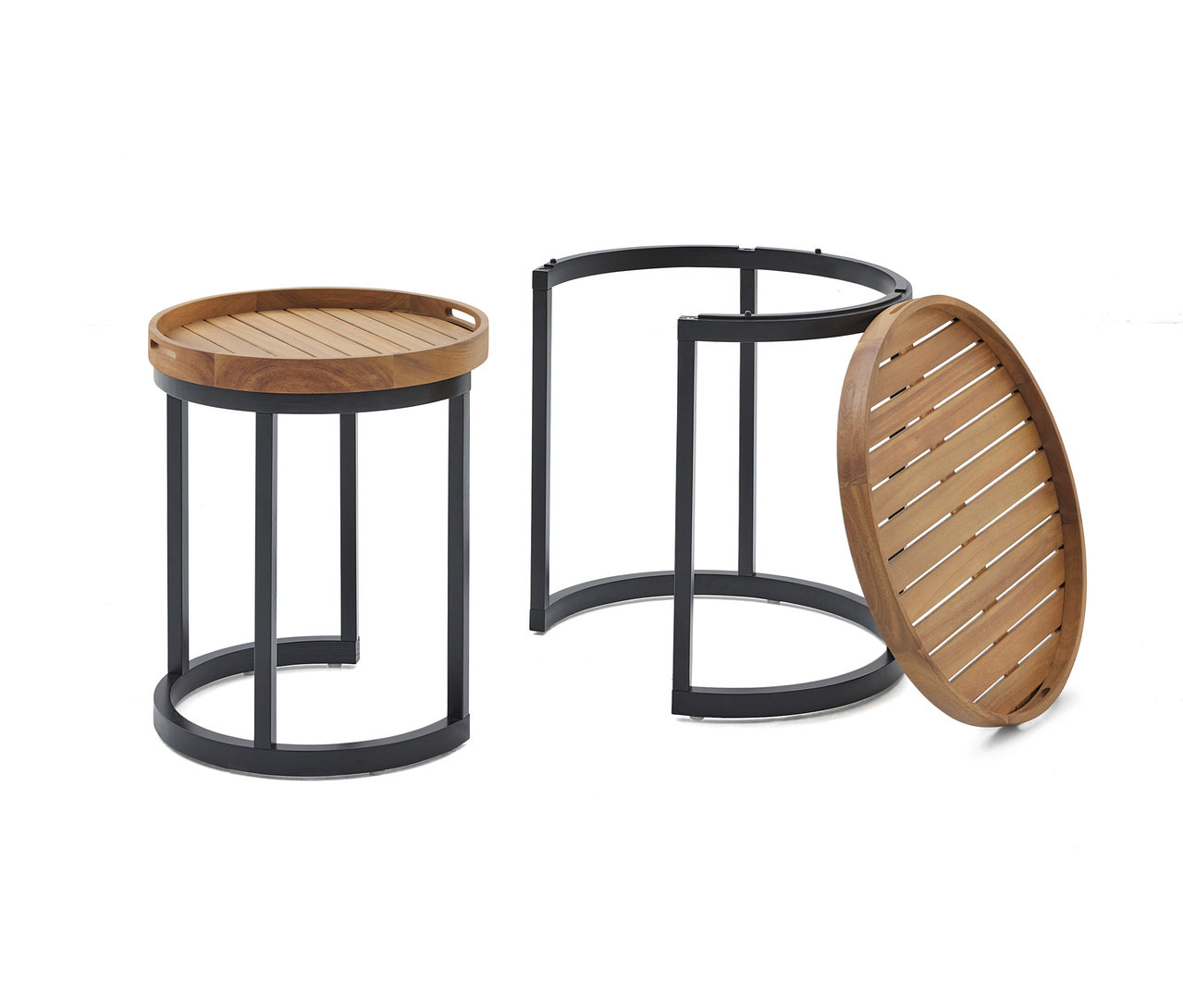 Dva príručné stolíky s drevenými doskami a čiernymi kovovými rámami stoja na bielom pozadí.