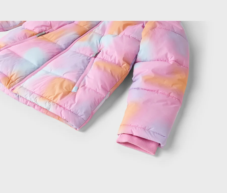 Prešívaná bunda s ružovým, oranžovým a svetlomodrým tie-dye vzorom, s predným zipsom, vreckom na zips a ružovým rebrovaným lemom na rukáve.
