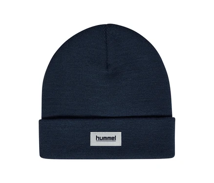 Tmavomodrá pletená čiapka hummel® »HMLJR Knit Beanie« s ohrnutým okrajom a bielym štítkom s logom hummel.