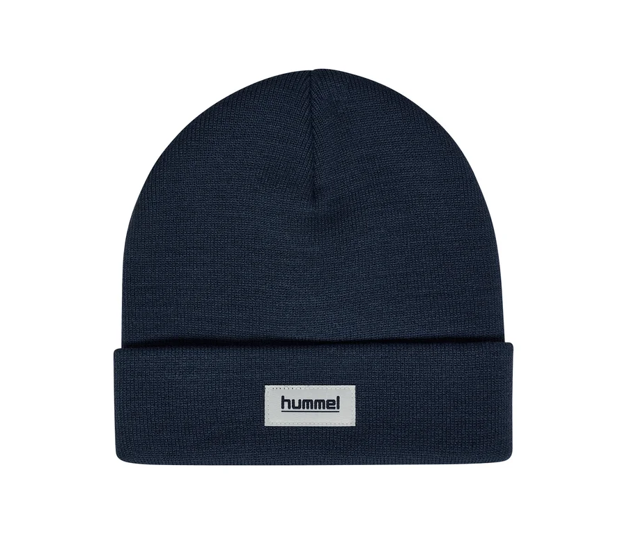 Tmavomodrá pletená čiapka hummel® »HMLJR Knit Beanie« s ohrnutým okrajom a bielym štítkom s logom hummel.