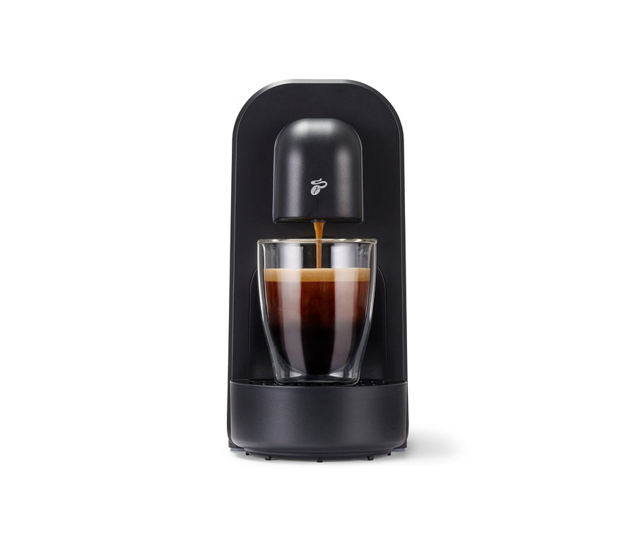 Čierny kávovar Cafissimo now red plní šálku kávou.