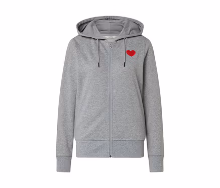 Sivá mikina na zips s kapucňou a červeným srdcom na hrudi.