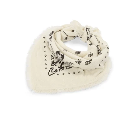 Krémová pletená bandana z vlny a kašmíru s čiernym paisley vzorom a strapcami.