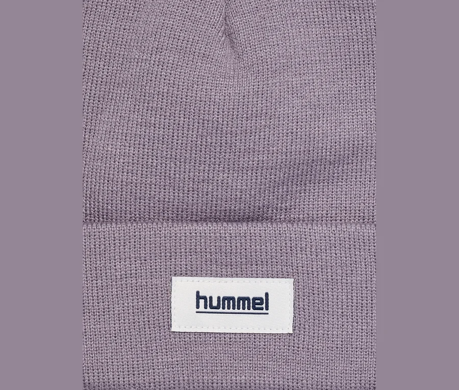 Detail fialovej čiapky hummel® "HMLJR Knit Beanie" s bielym logom hummel na ohrnutom okraji.