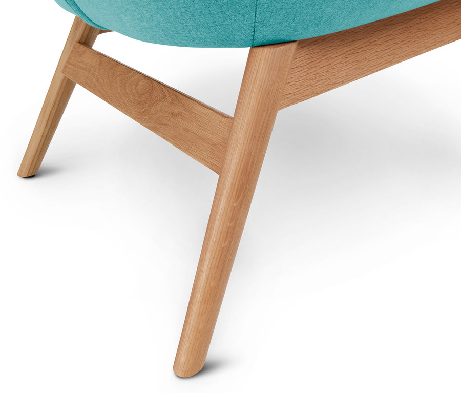 Detail nohy kresla s modrým sedadlom.