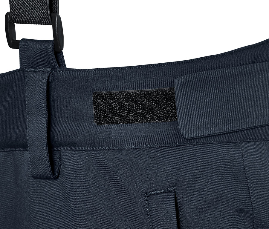 Detailný záber na tmavomodré lyžiarske nohavice s čiernymi elastickými trakami.