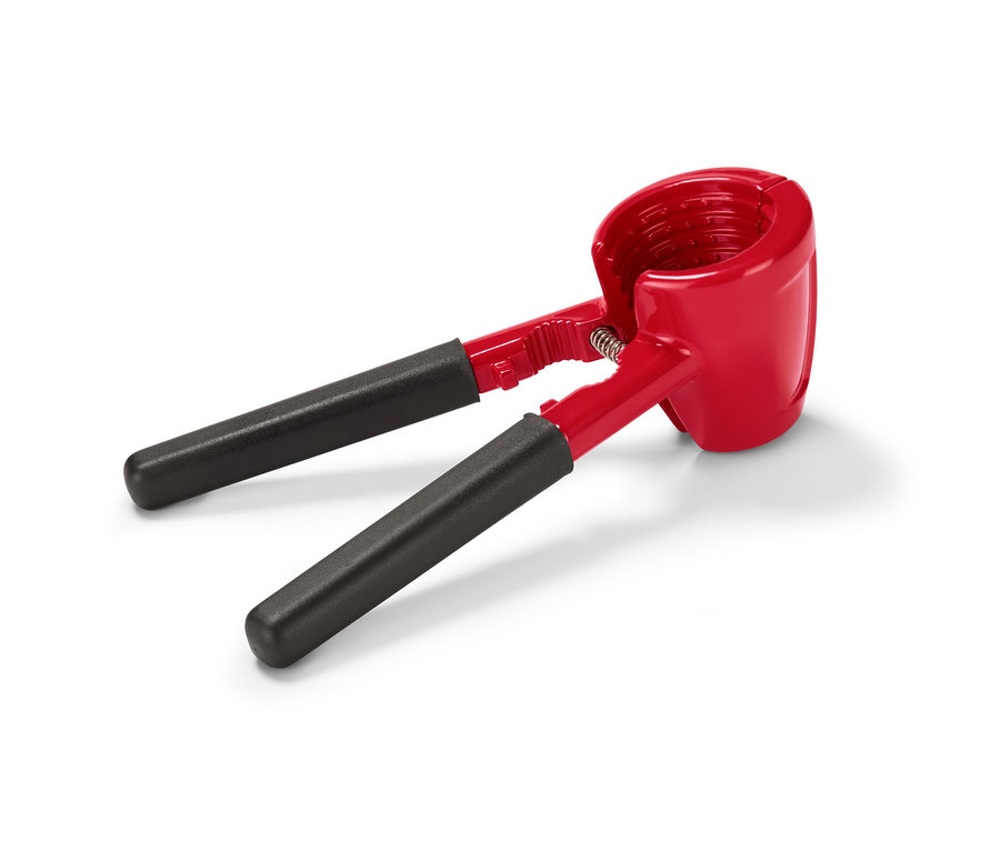 Červený luskáčik na orechy a otvárač na fľaše 3 v 1 na bielom pozadí.