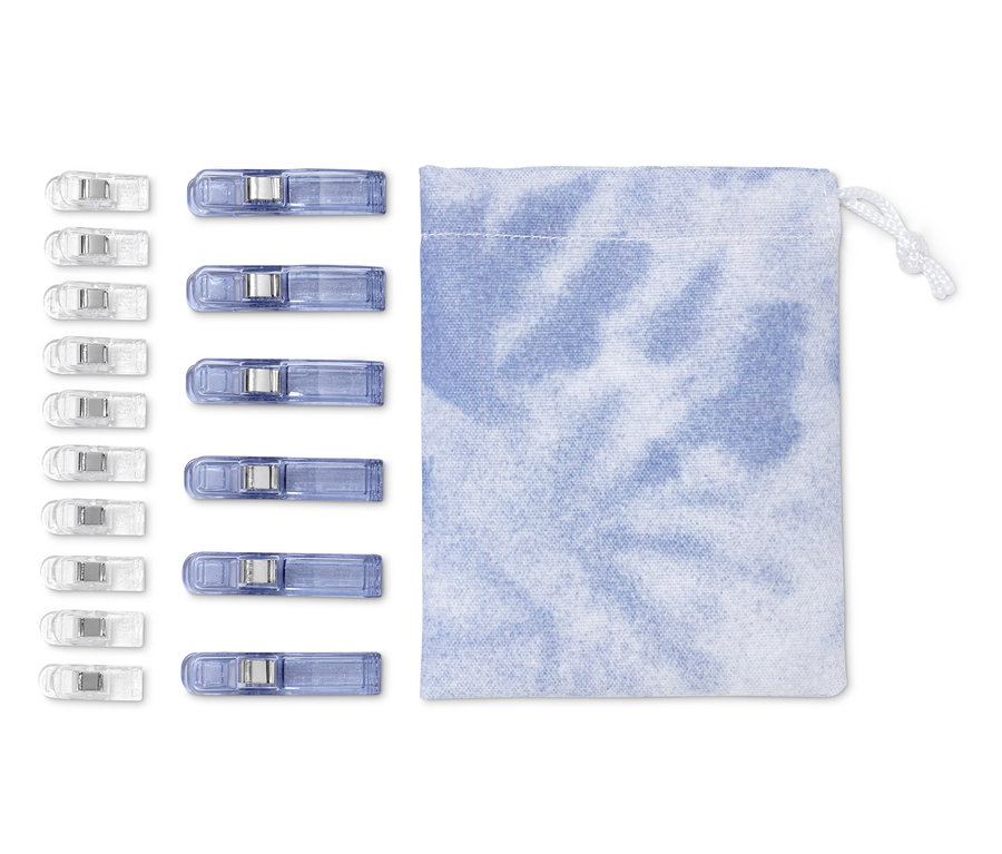 Desať priehľadných a desať modrých svoriek na textil, 20 ks, vedľa modrého puzdra.