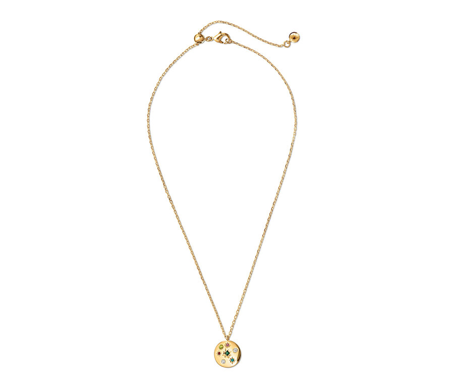 Zlatý náhrdelník s okrúhlym viacfarebným príveskom.