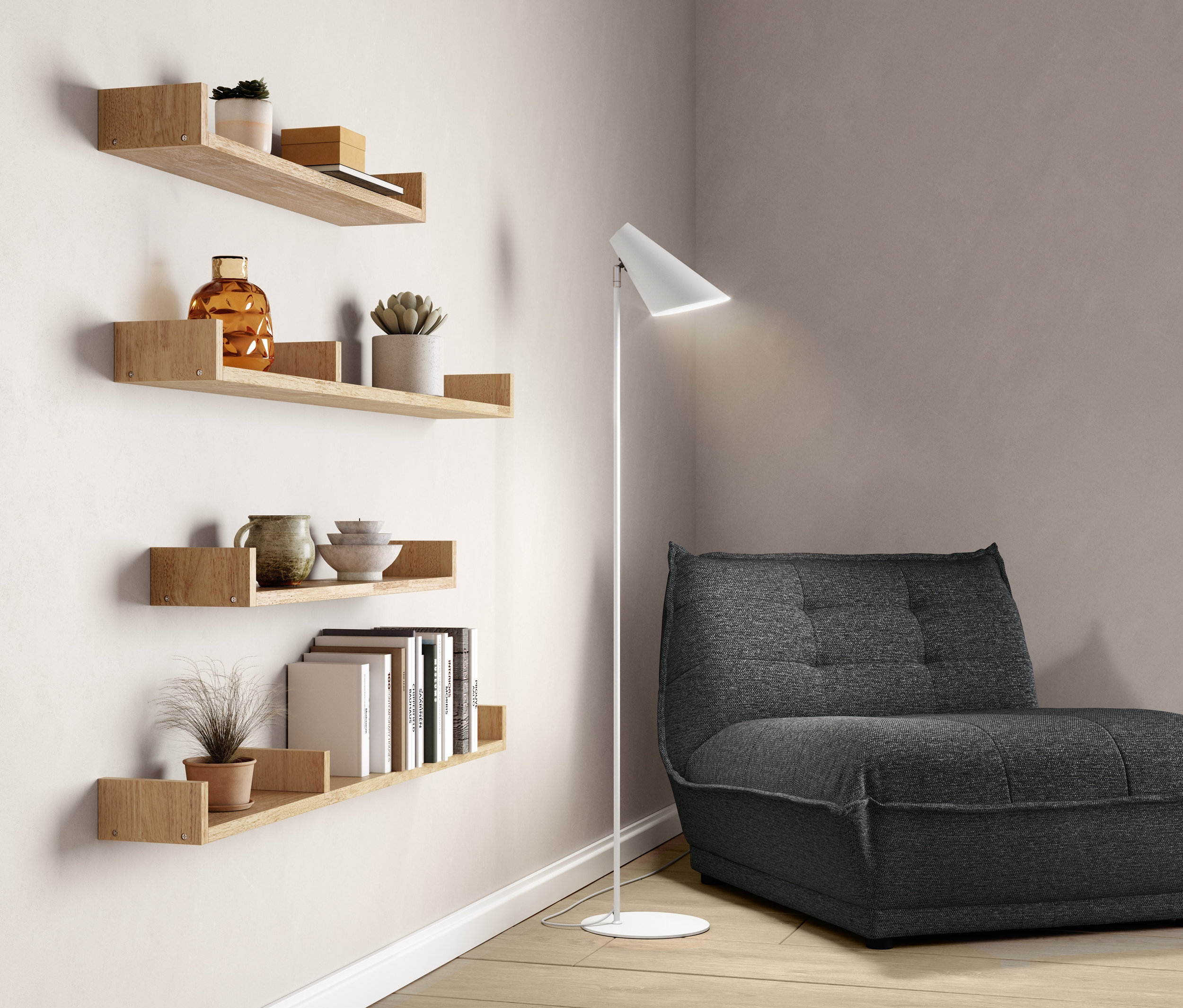Štyri nástenné police rôznych veľkostí s dekoráciami a knihami vedľa seba a antracitové kreslo DOMO collection Loungsessel »Lugo« a biela kovová stojacia lampa »Cale«.