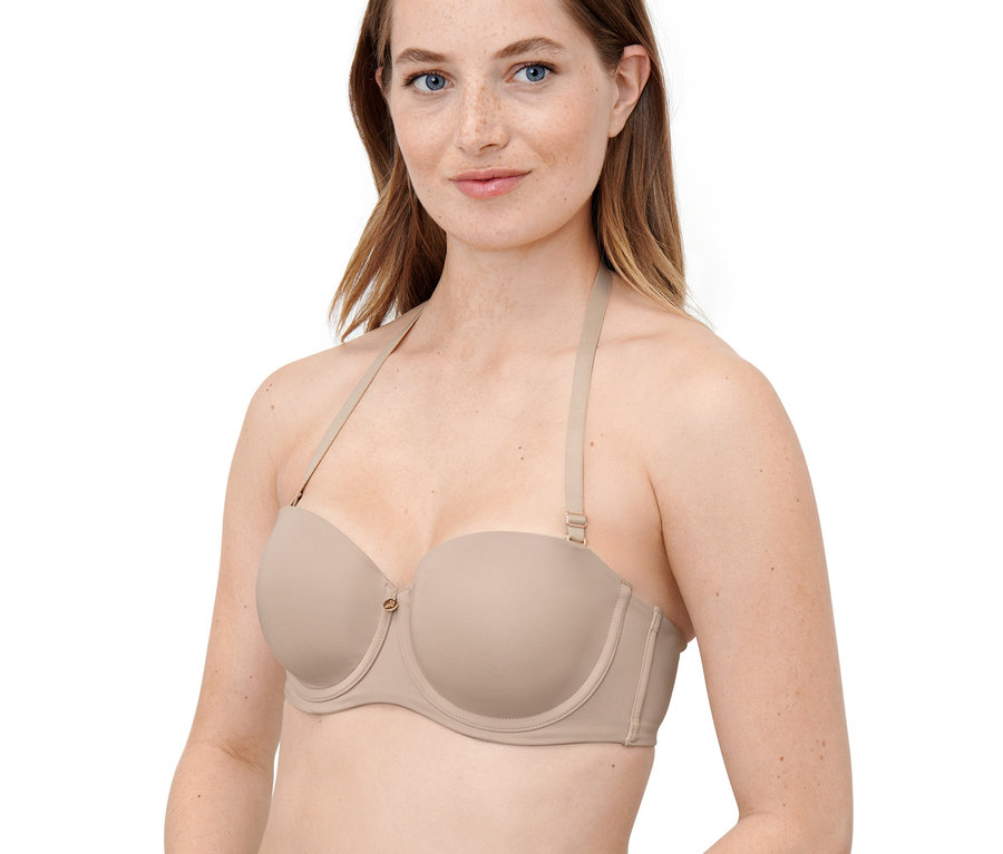 Žena má na sebe multifunkčnú podprsenku telovej farby.